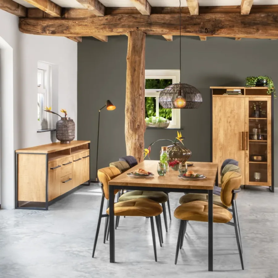 Houten meubels in een woonkamer